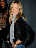 Jennifer Aniston con bolso negro